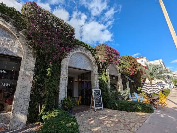 Banana Berry storefront in Coral Gables — 305 Alcazar Ave